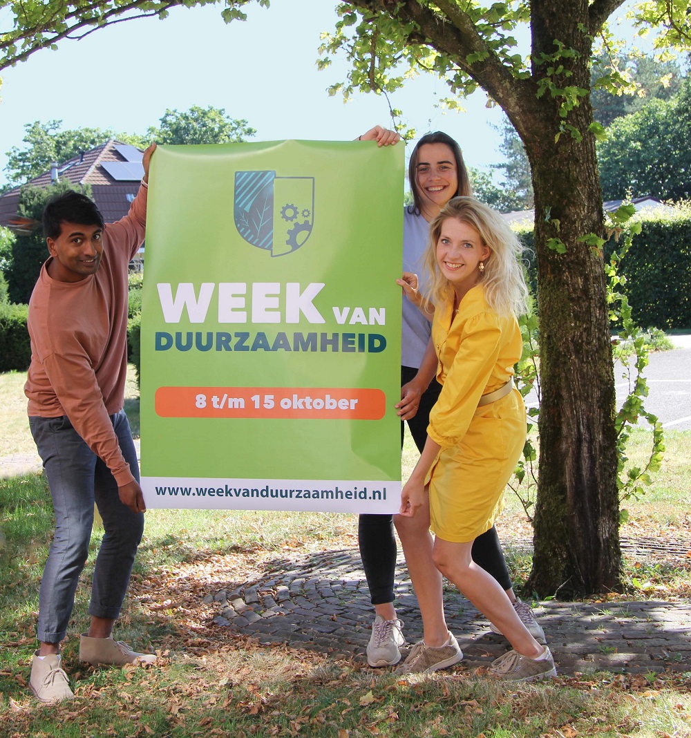 Week van duurzaamheid-poster wordt vastgehouden