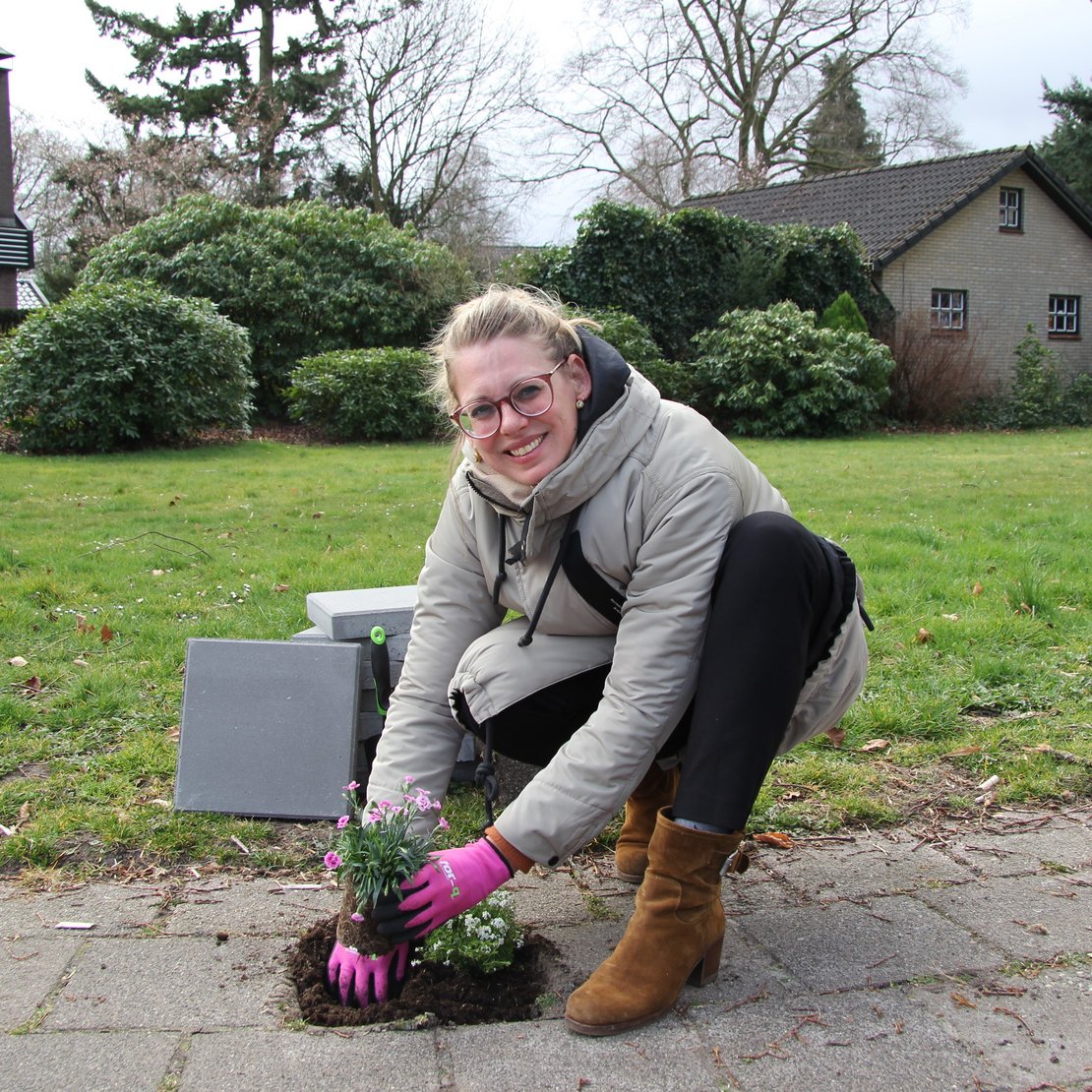 Wethouder Marijke Storteboom die aan tegelwippen doet